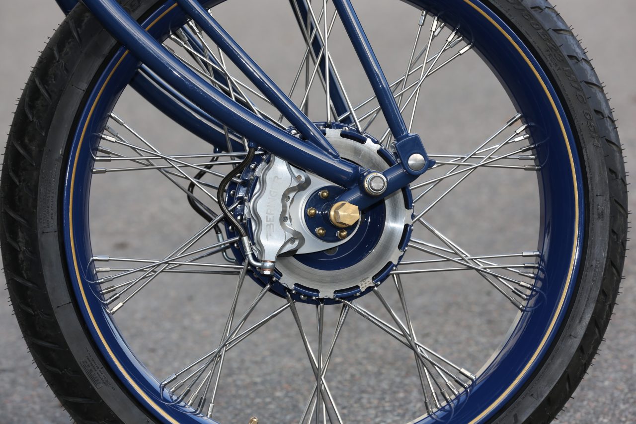 前輪框那看似鼓煞的兩個小碟盤,安裝了兩顆BERINGER單向三活塞卡鉗