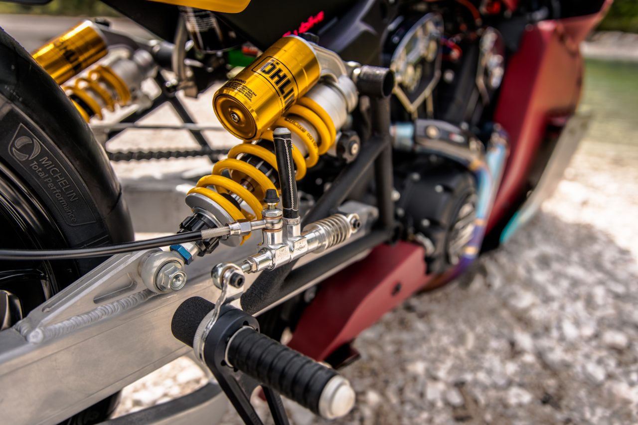 雖然是著重直線加速的車型,但後避震依舊採用了Öhlins STX 36