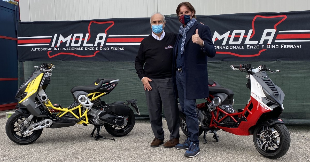 Italjet搶先提供兩台Dragster給IMOLA賽道當作工作車使用，未來或許有機會在賽道邊看到工作人員騎著Italjet Dragster