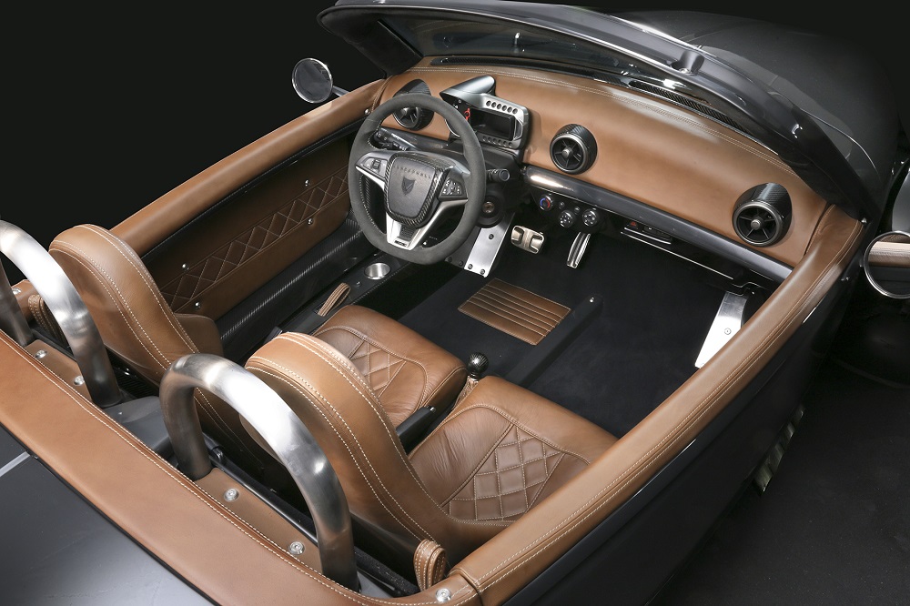 座艙的鋪陳可不馬虎,座椅與飾板是採用皮革縫製,方向盤是三幅式真皮方向盤