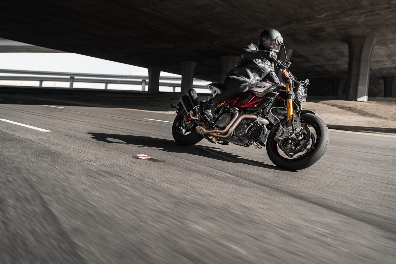 2022 FTR 1200 Carbon以碳纖維車身、Akrapovic蠍子排氣管、前後Ohlins懸吊系統以及更高級的坐墊作為旗艦車款重返市場