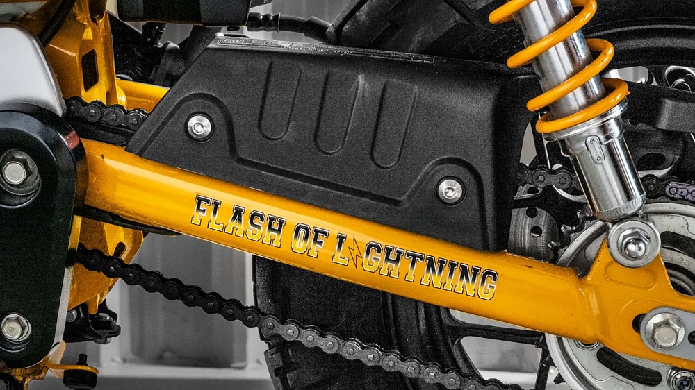 後搖臂雖然維持著一樣的配備,但上面多了「Flash of Lightning」的字樣