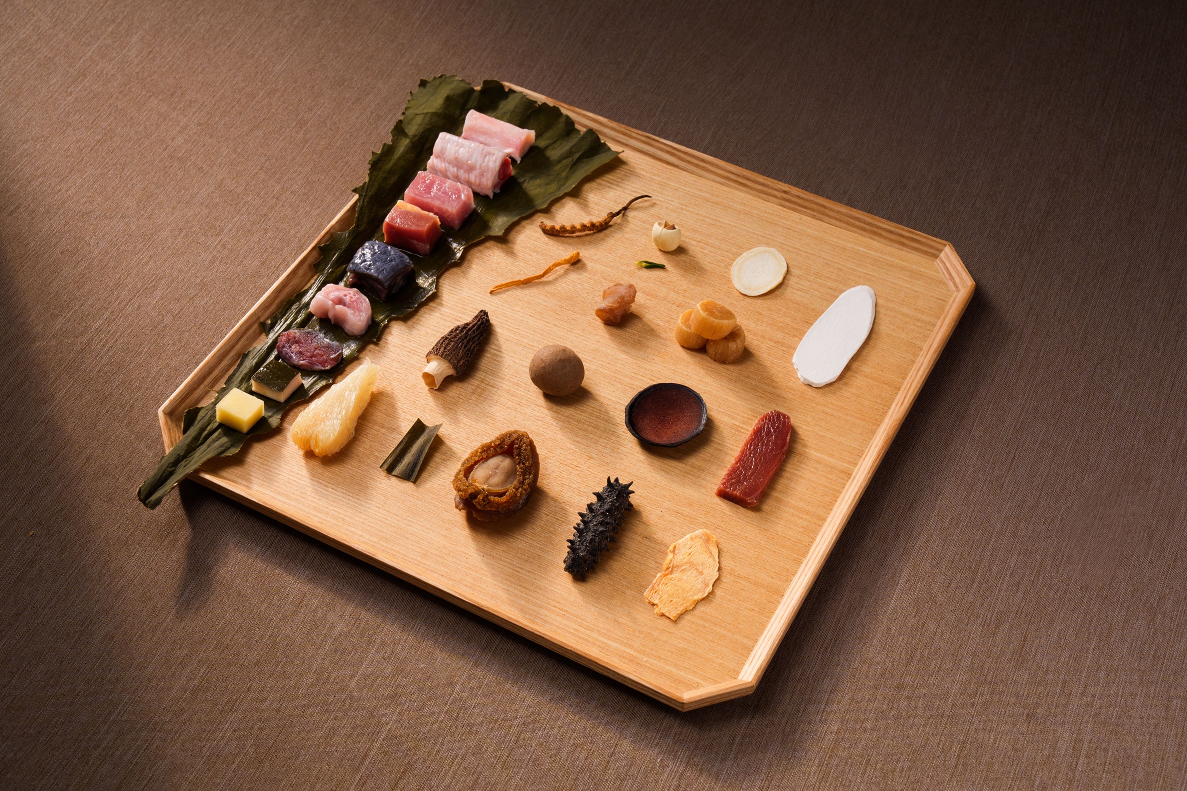 「極味壺湯」燉煮食材展示,採用約二十種來自台灣、日本的珍貴食材熬製