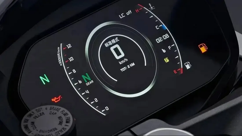 車輛也採用了越來越常見的5吋TFT儀表，顯示的資訊也相當完善