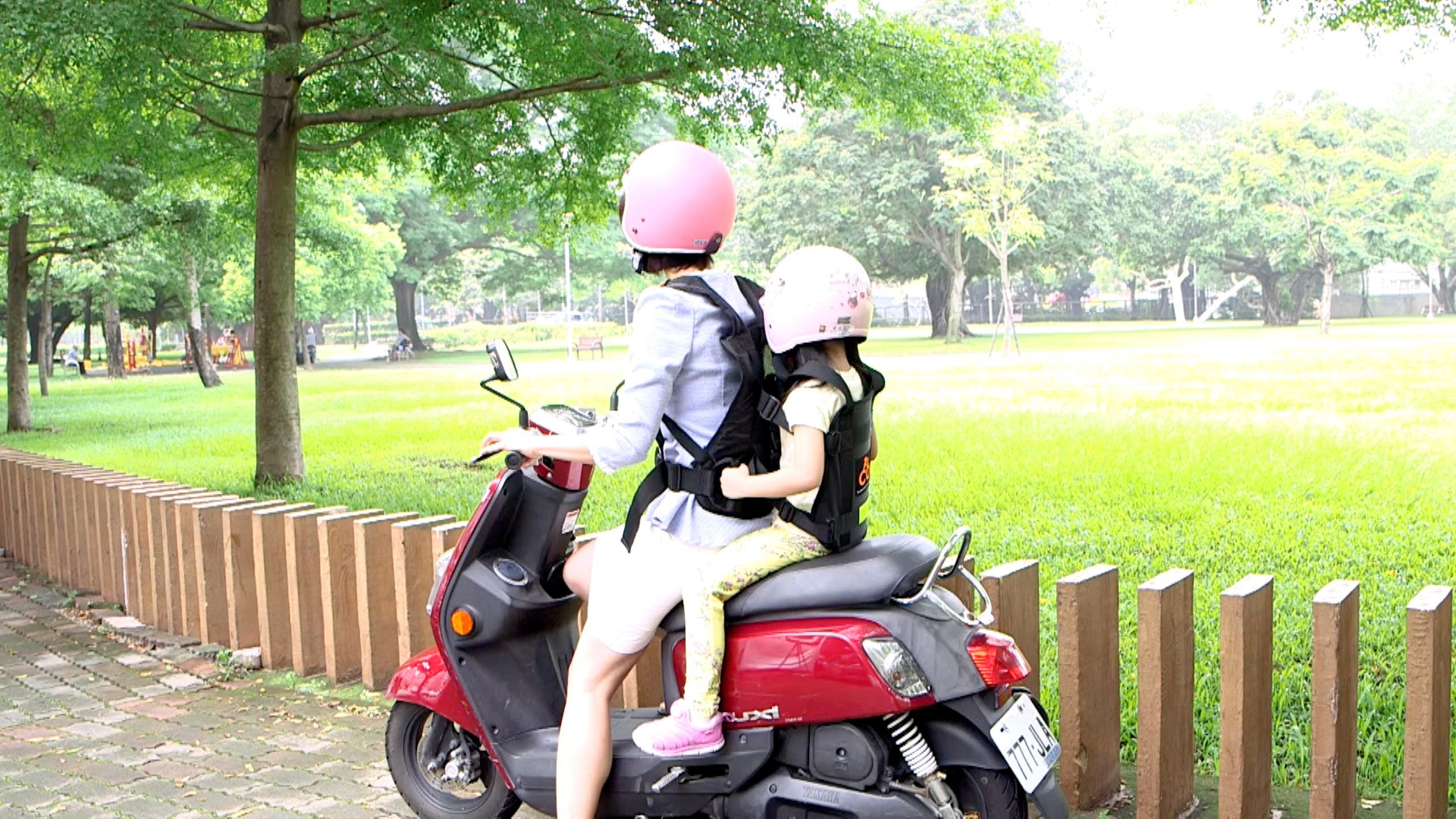 不加裝靠背也可以買這類型產品固定小孩