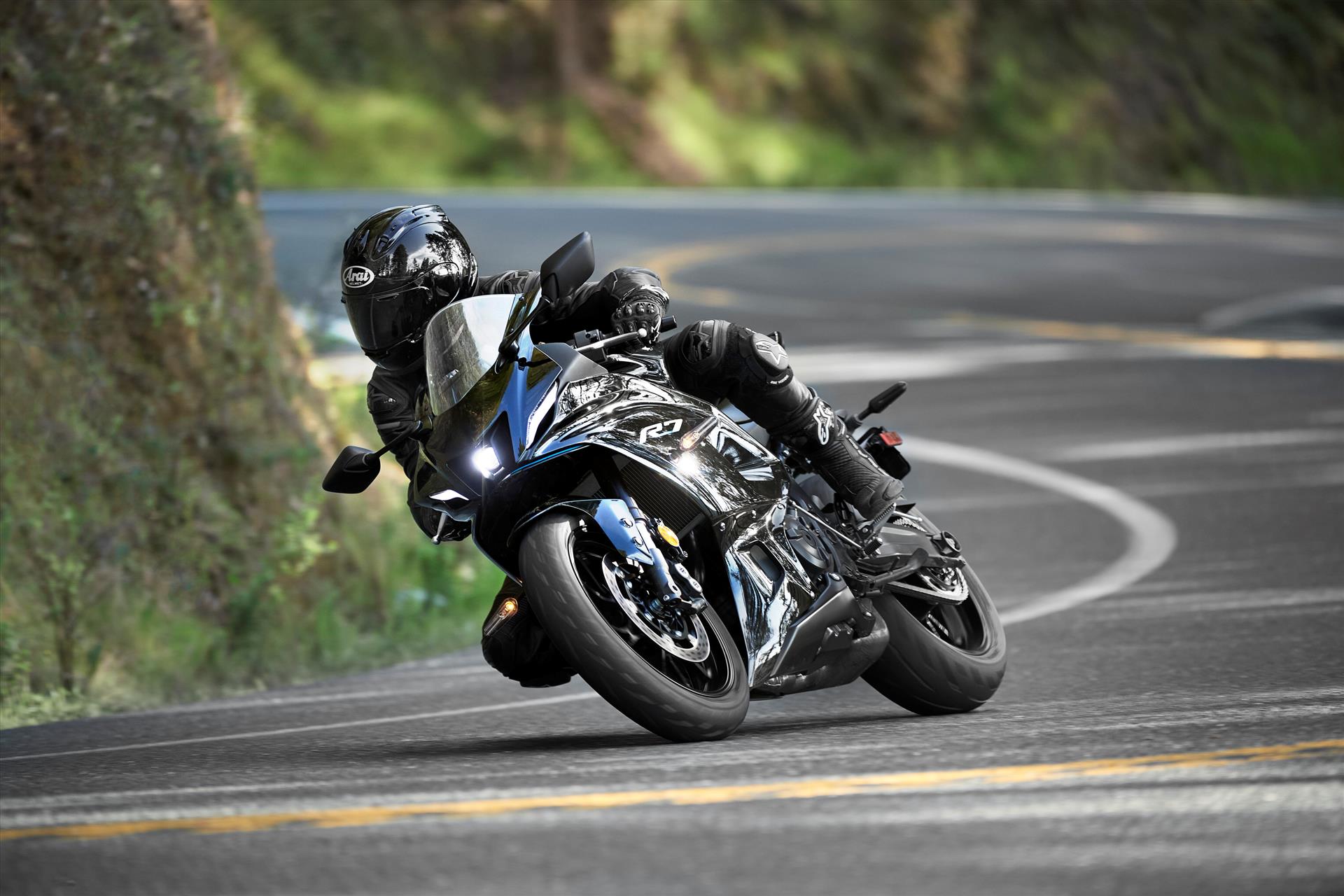 低調的性能黑塗裝同樣戰鬥力十足,搭配騎士深色衣著整體更顯肅殺氛圍