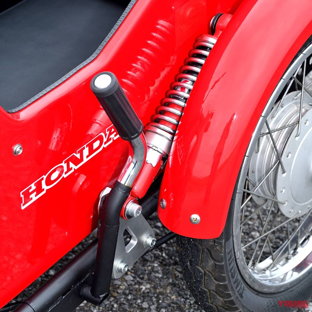 邊車上還配有一組懸吊，並且可以透過拉桿自行調整避震預載