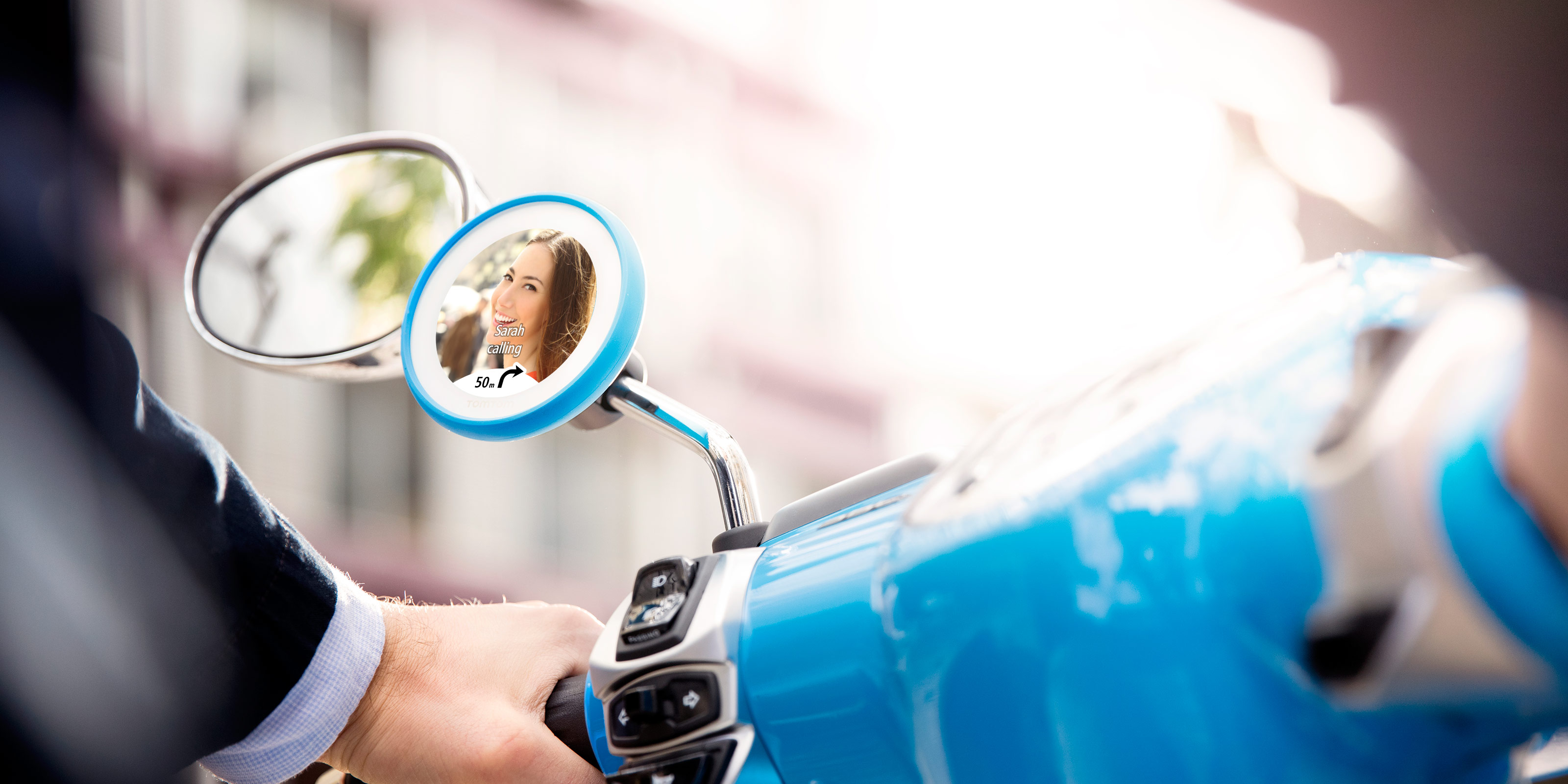 手機來電時TomTom VIO螢幕會顯示資訊,而畫面下方會保留簡易的導航提示