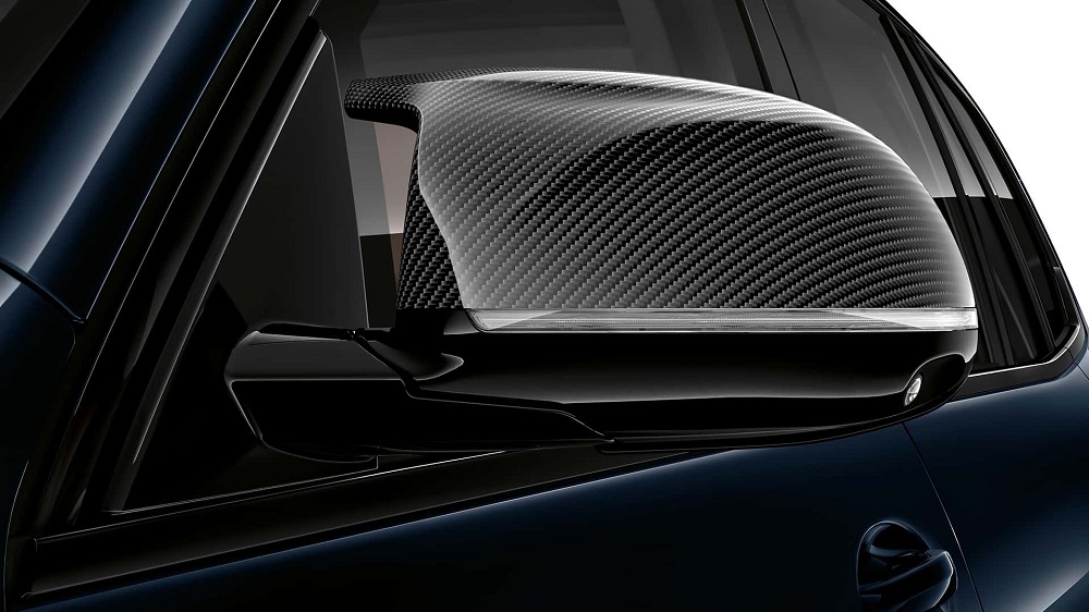 後照鏡外殼也採用了碳纖維材質