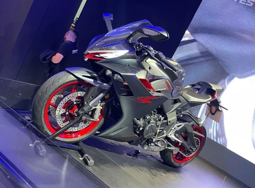 Zontes在車展中帶來一台中排量的三缸跑車703 RR