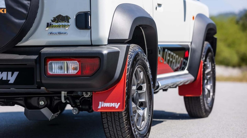 整輛車以白色搭配紅、黑雙色進行點綴,前後輪都有著紅色的擋泥板