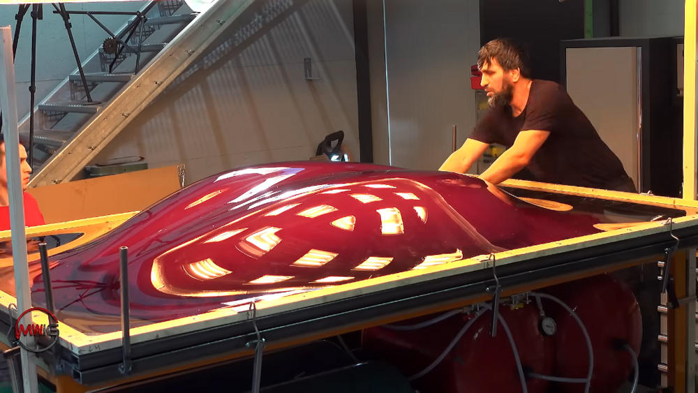 Meanwhile in the Garage靠著超強的手作能力,自己從頭開始打造整個透明機車防雨罩