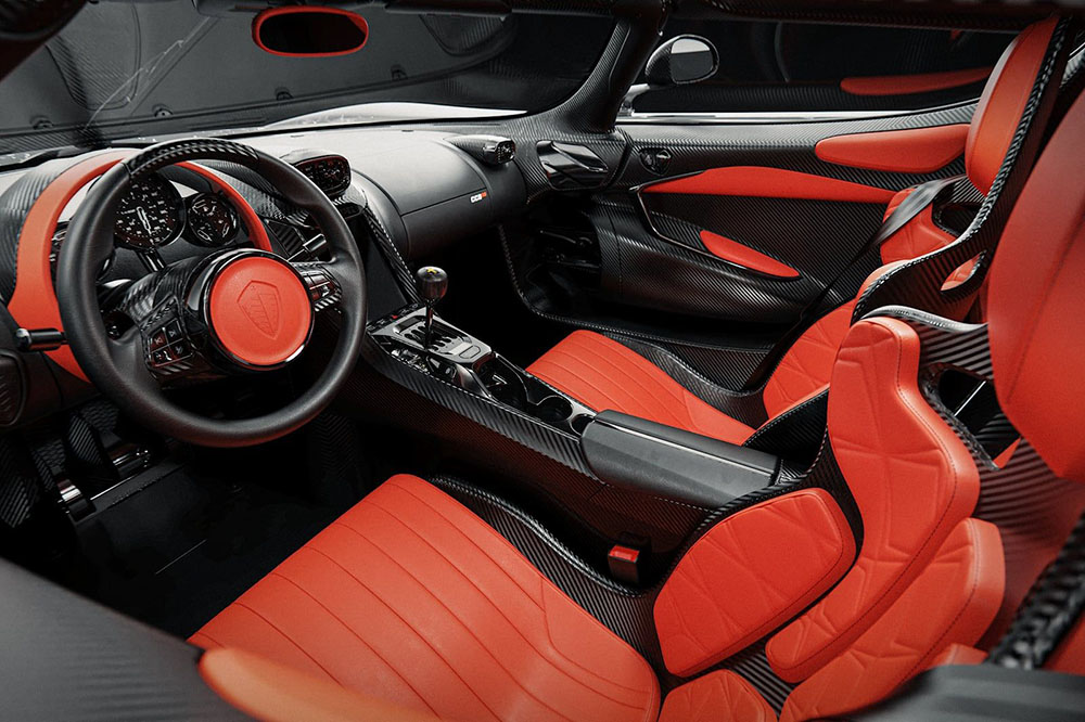 儀表採用傳統的三環式指針儀表和部分的實體按鍵，為整體新增一種機械感和競速感