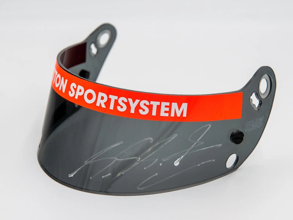 這次競標的商品相當多元，連舒馬克在安全帽鏡片上的簽名都有在競標