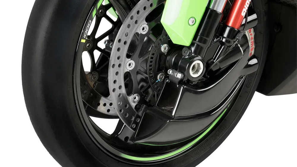 目前官方釋出了安裝在ZX-10R和YZF-R1的照片，沒意外的話可以簡單安裝到大多數車款上