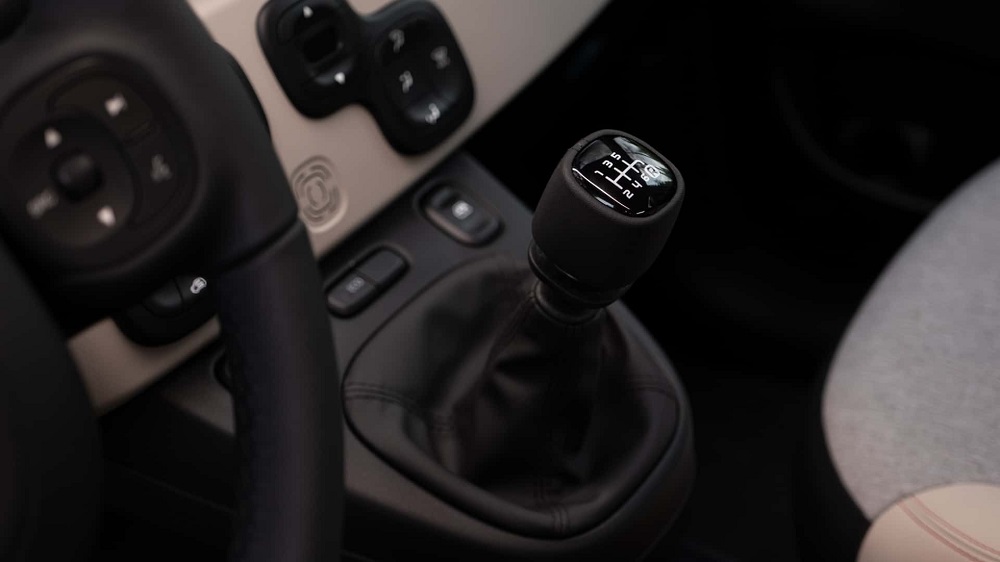 這次將提供手排變速箱配置，車內的按鈕設計也相當簡約