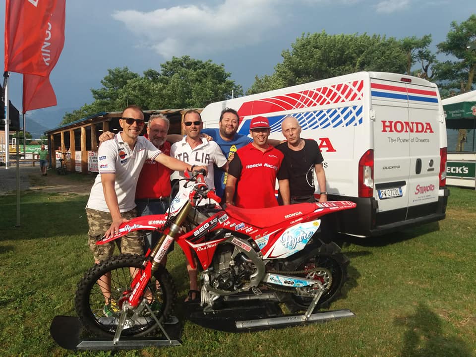 這台CRF450R加裝了破浪浮板,以及特殊的沙地葉片胎