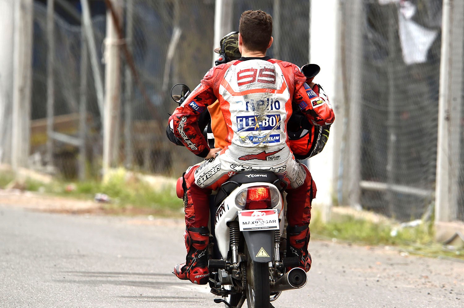 開季至今,Lorenzo 的表現只能算是差強人意,目前最好的名次是上一站的第九名,第二站還以摔車收場,總積分位居第13名