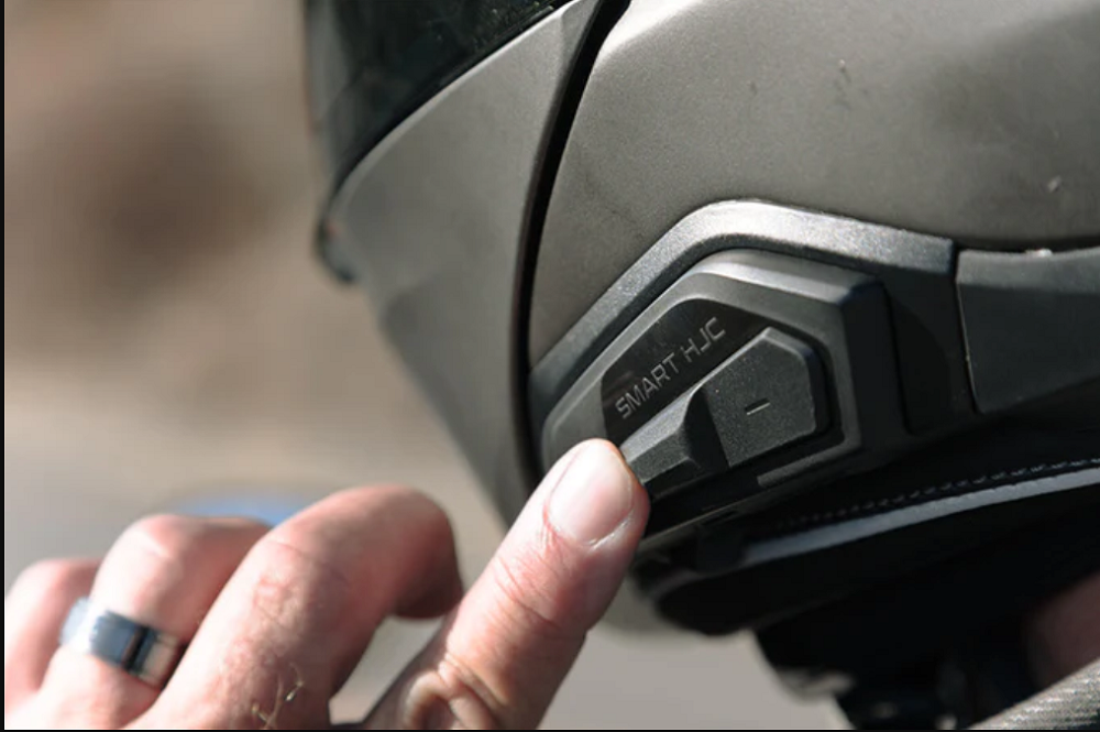 安全帽本身也預留了眼鏡溝和藍芽耳機空間,方便配戴者使用