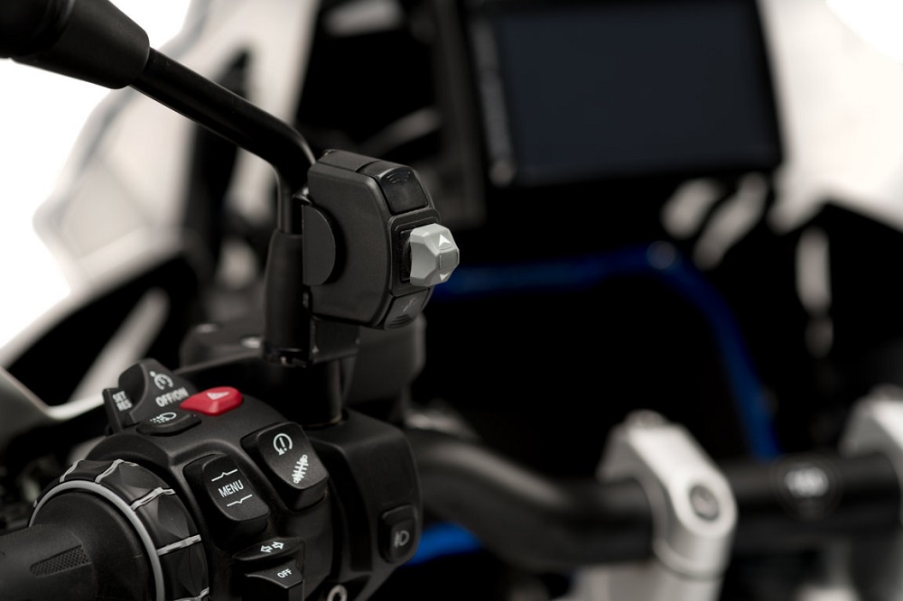 透過這組配件，可以簡單利用按鈕調整風鏡高度