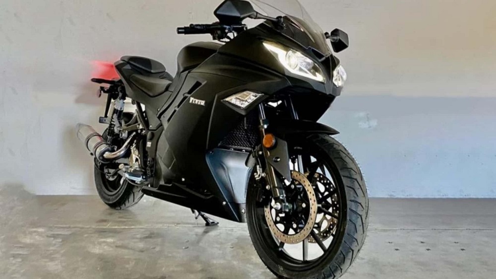 車頭造型看起來相當具有運動感,車身線條也相當纖細