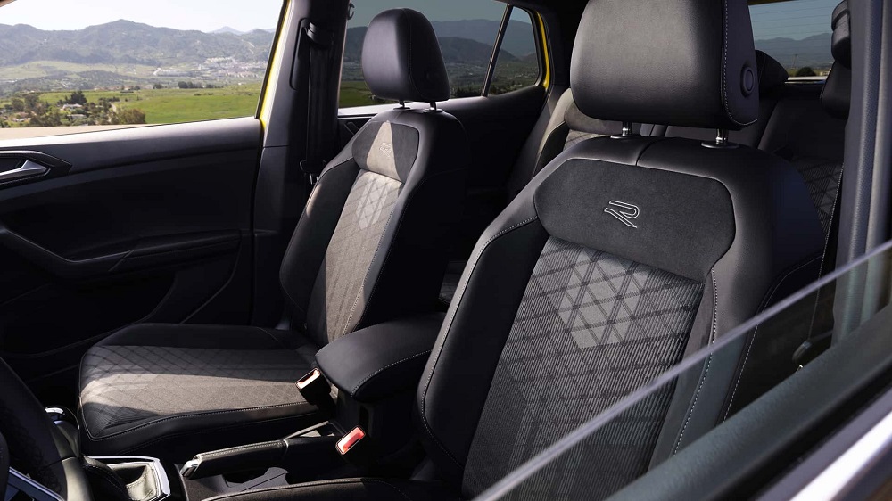 頂規的R-Line版本一樣會有著更高級的內裝風格