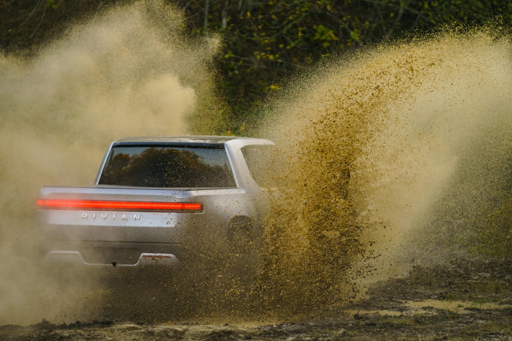 Rivian R1T還可以進行車對車充電,或許R1T可以變身成為一台超級巨大的自走行動電源