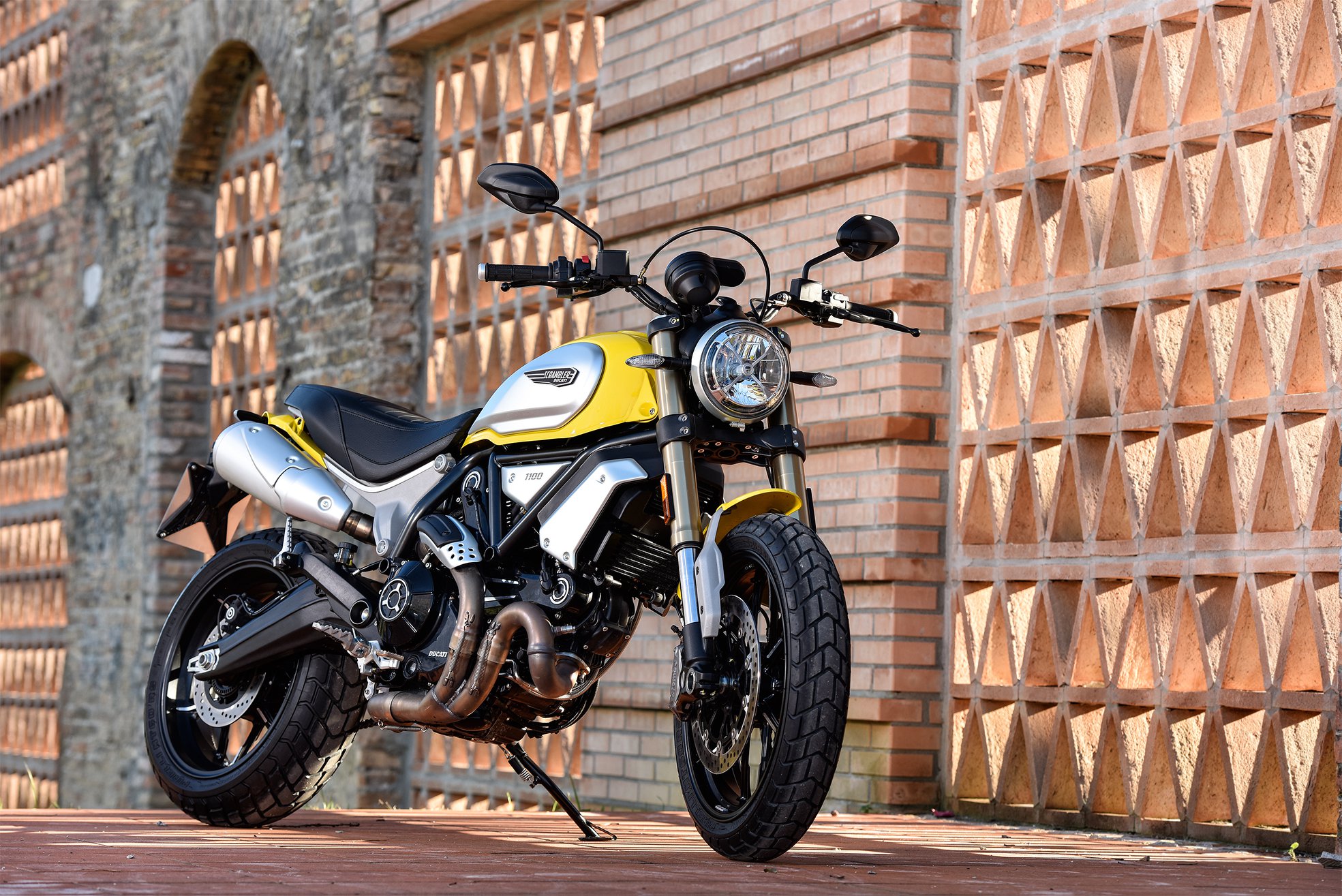 現行款的DUCATI SCRAMBLER 1100相較800級距的SCRAMBLER車型已經在動力模式上有所升級