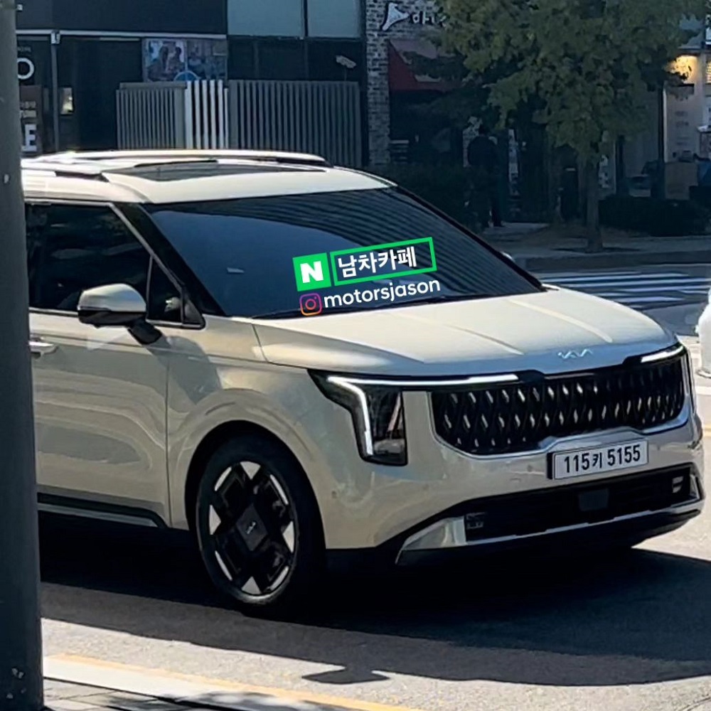 小改款車型換上了和KIA旗下純電車系相同的T字型頭燈組