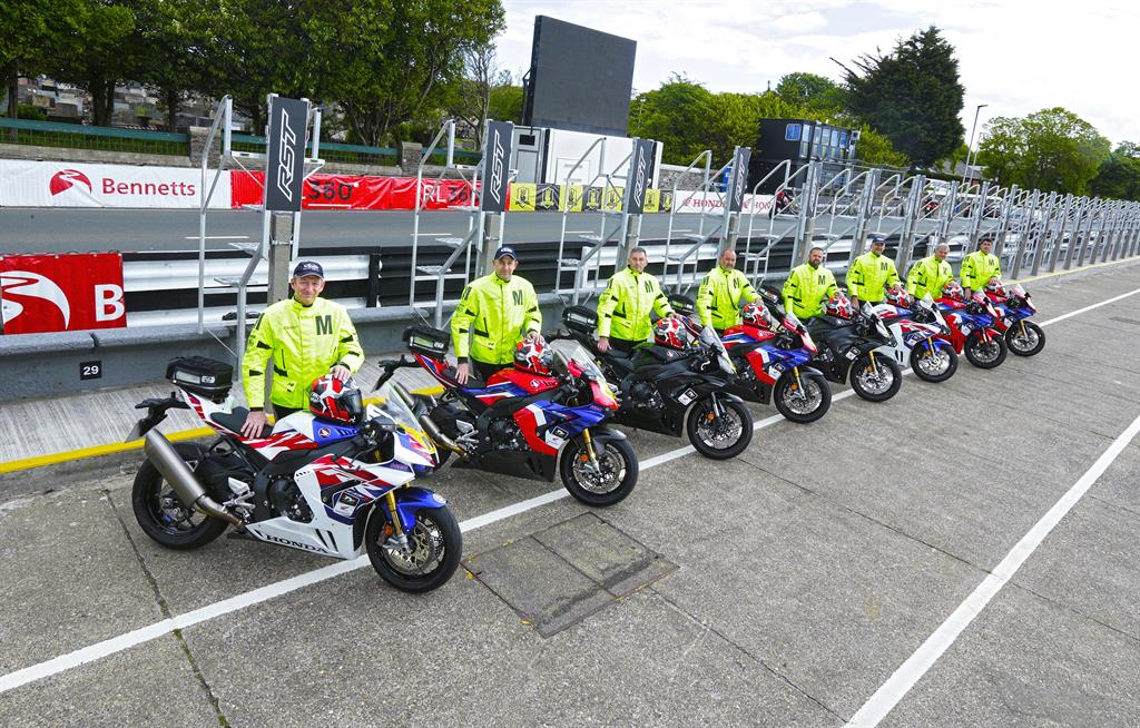 曼島TT賽事的Traveling Marshals騎乘CBR1000RR-R前往救援