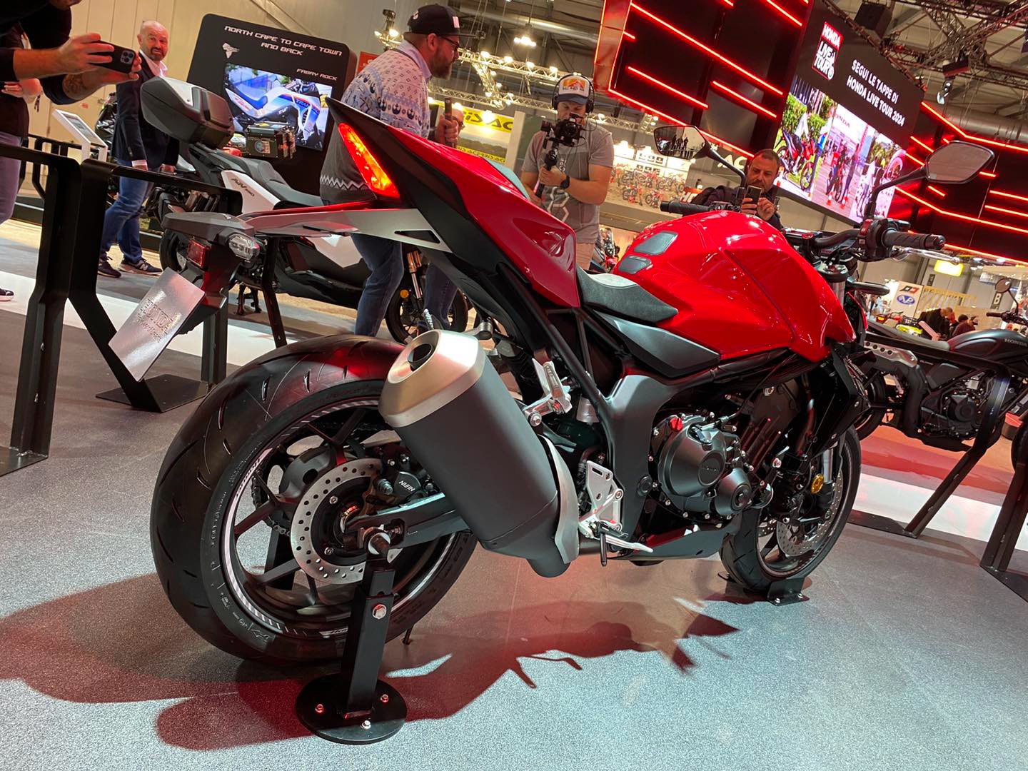 沈穩的外型下有著150匹的動力心臟,屬於是扮豬吃老虎的街頭幹架王