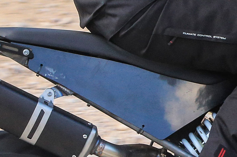 尾殼只是用束帶隨便綁的一塊塑膠板，絕對不是最終樣式