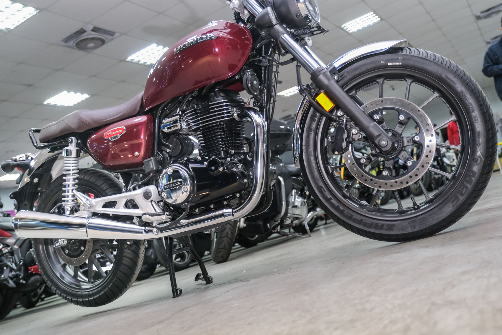 前19吋、後18吋的胎圈設定,讓CB 350看起來相當有份量