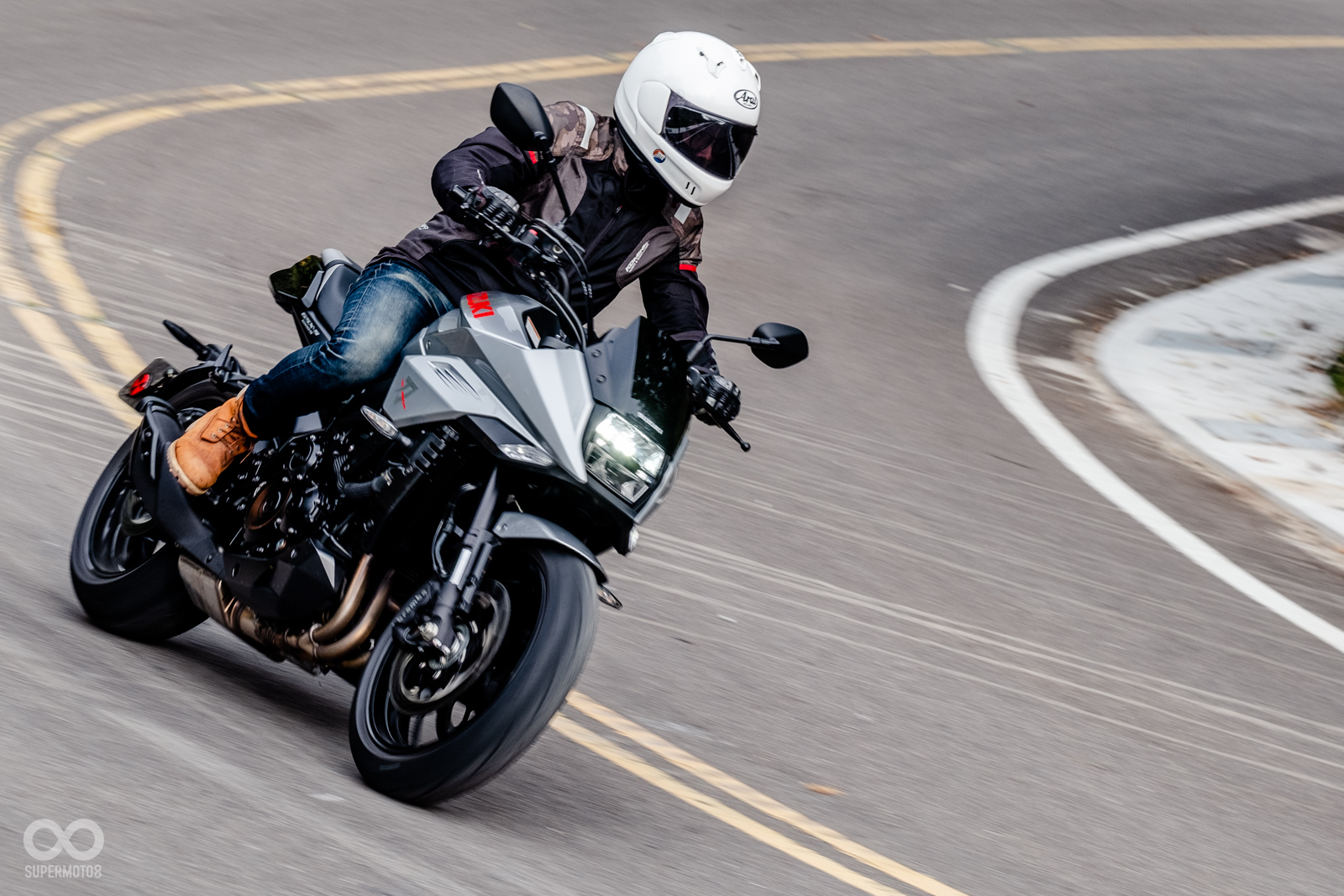 剛騎上KATANA會對重手的離合器相當不適應,不過在習慣SUZUKI低轉輔助系統之後,不需頻繁按壓離合器的操作,能減緩沈重離合器帶來的不適