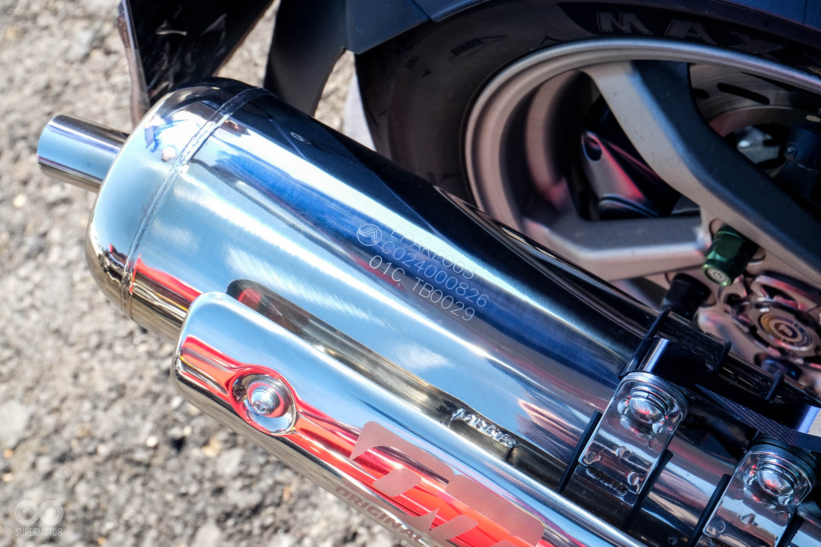 合法的改裝排氣管，上面有刻上檢驗標章