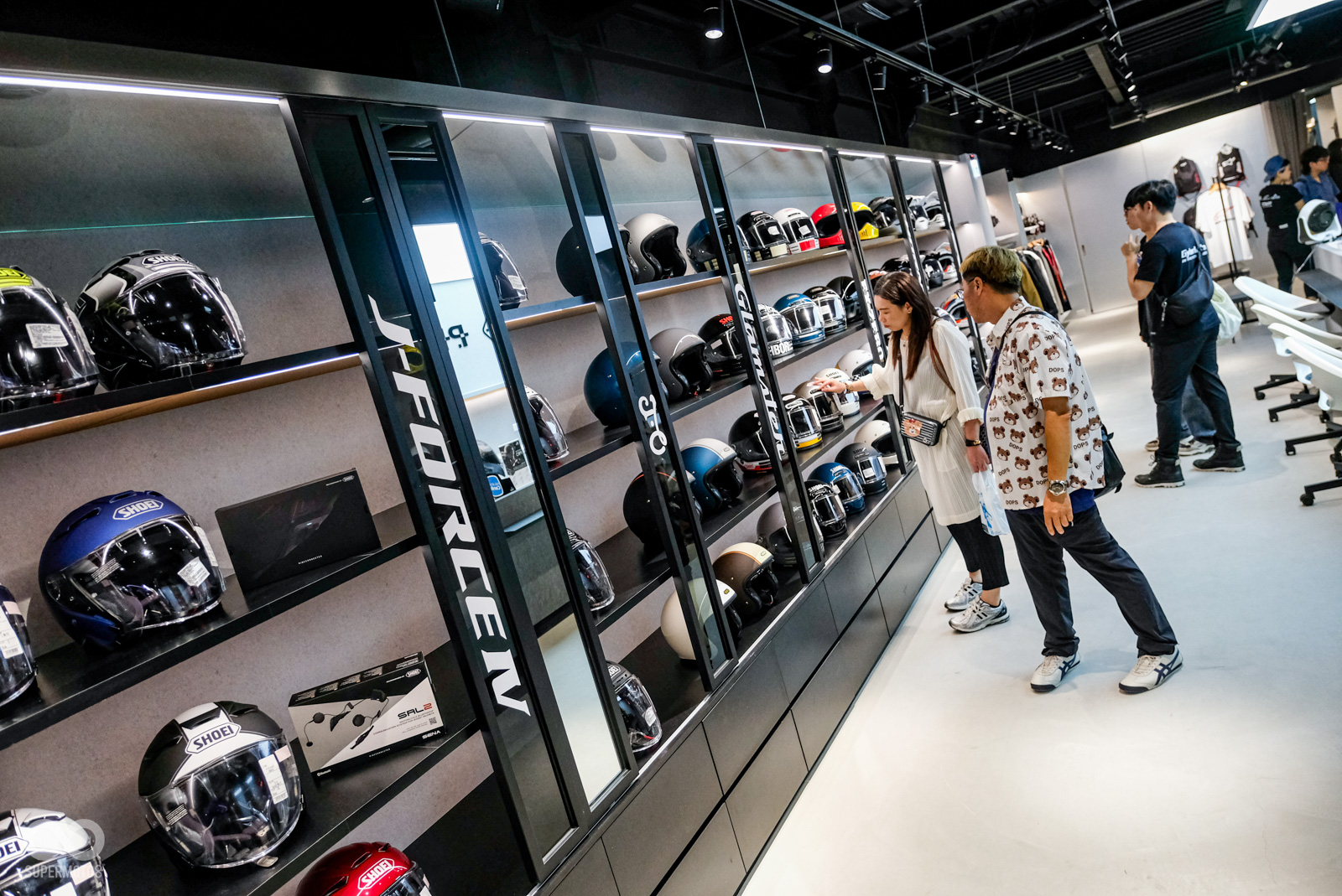 滿滿的SHOEI安全帽，讓騎士們可以進行挑選自己喜愛的塗裝花色