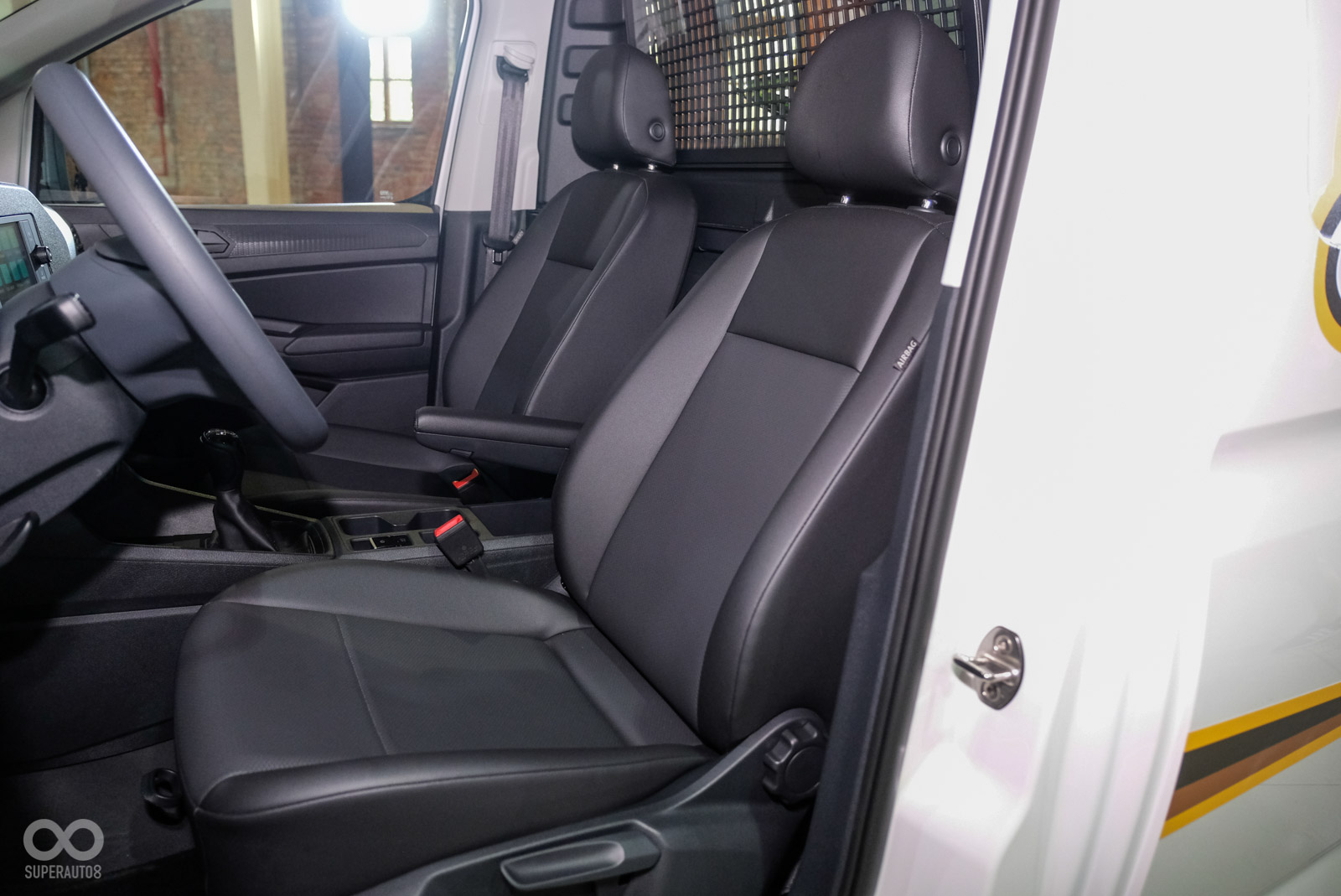 全車系標配皮椅,中央有6.5吋多媒體系統