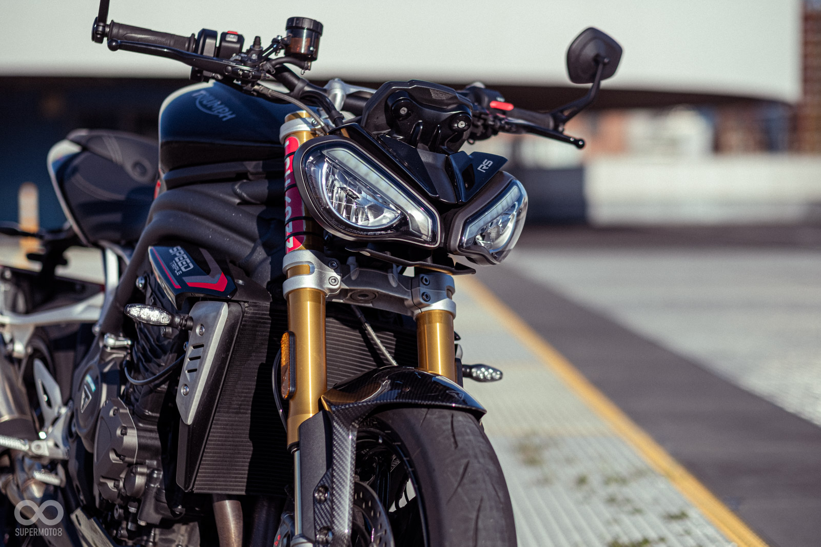SPEED TRIPLE 1200 RS同樣使用類似憤怒鳥造型的車頭大燈設計