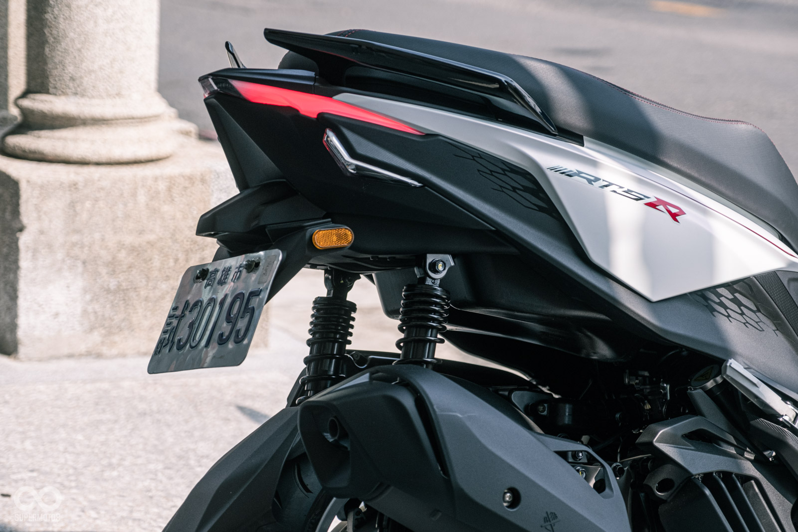 尾燈取消向下獠牙造型,視覺感受更為寬扁