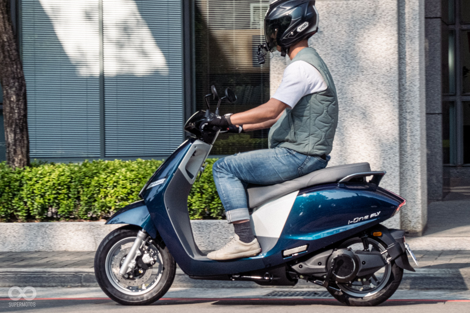 坐墊加長後明顯爭取不少後座空間，圖中騎士身高180cm