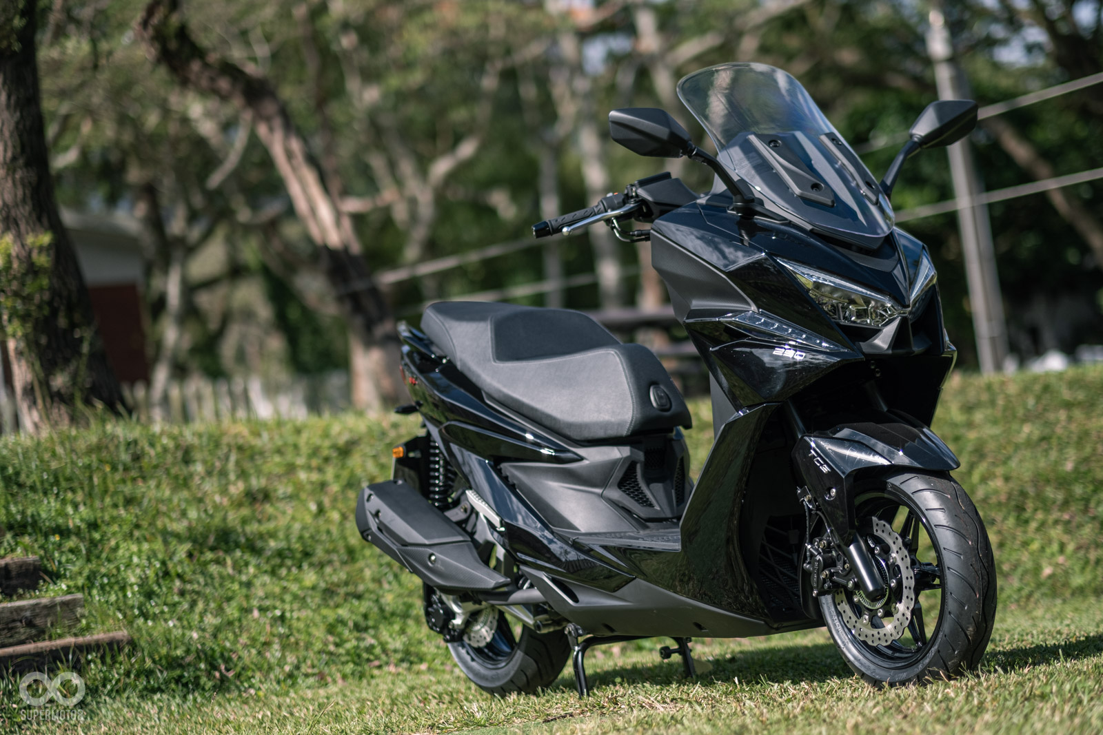 XTON ST 250雖然走白牌羊的設定,不過造型語彙依然非常熱血!