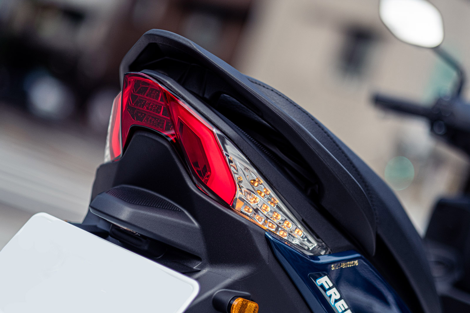 造型很特別的回力鏢LED尾燈，給予新豪邁125更有運動感的車尾視覺