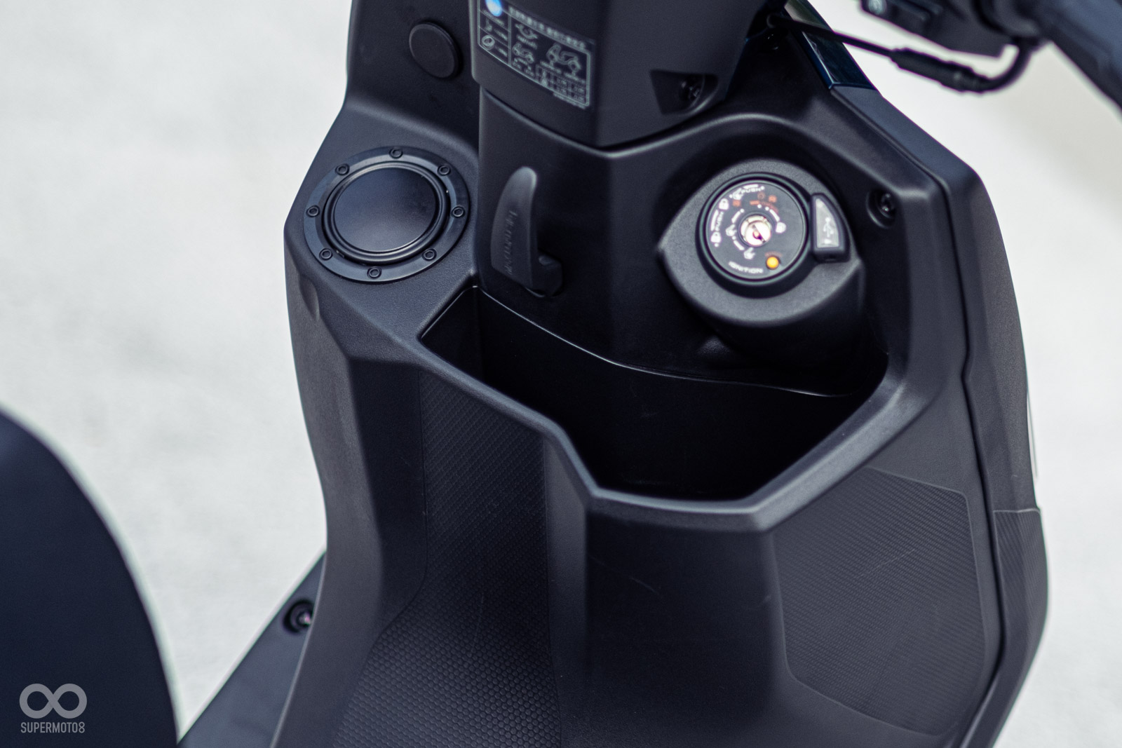 寬度、深度表現都很不錯的前手套箱