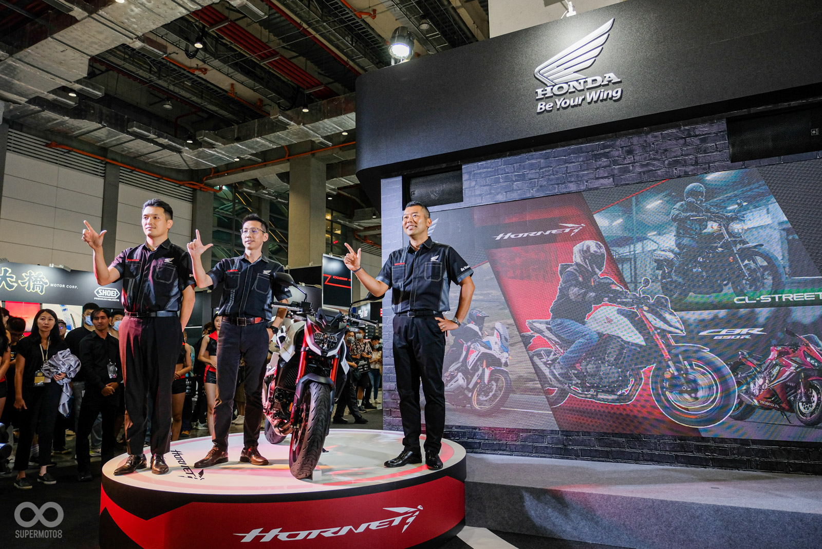 Honda Taiwan多位長官，一同為CB750 HORNET揭幕