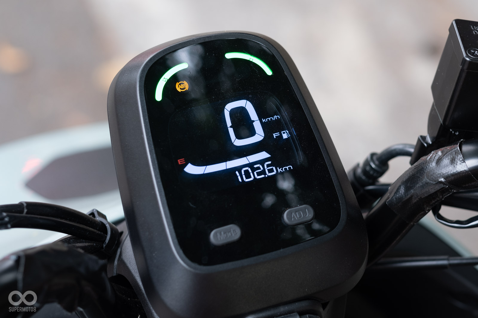 液晶的儀表在太陽下的辨識度相當不錯