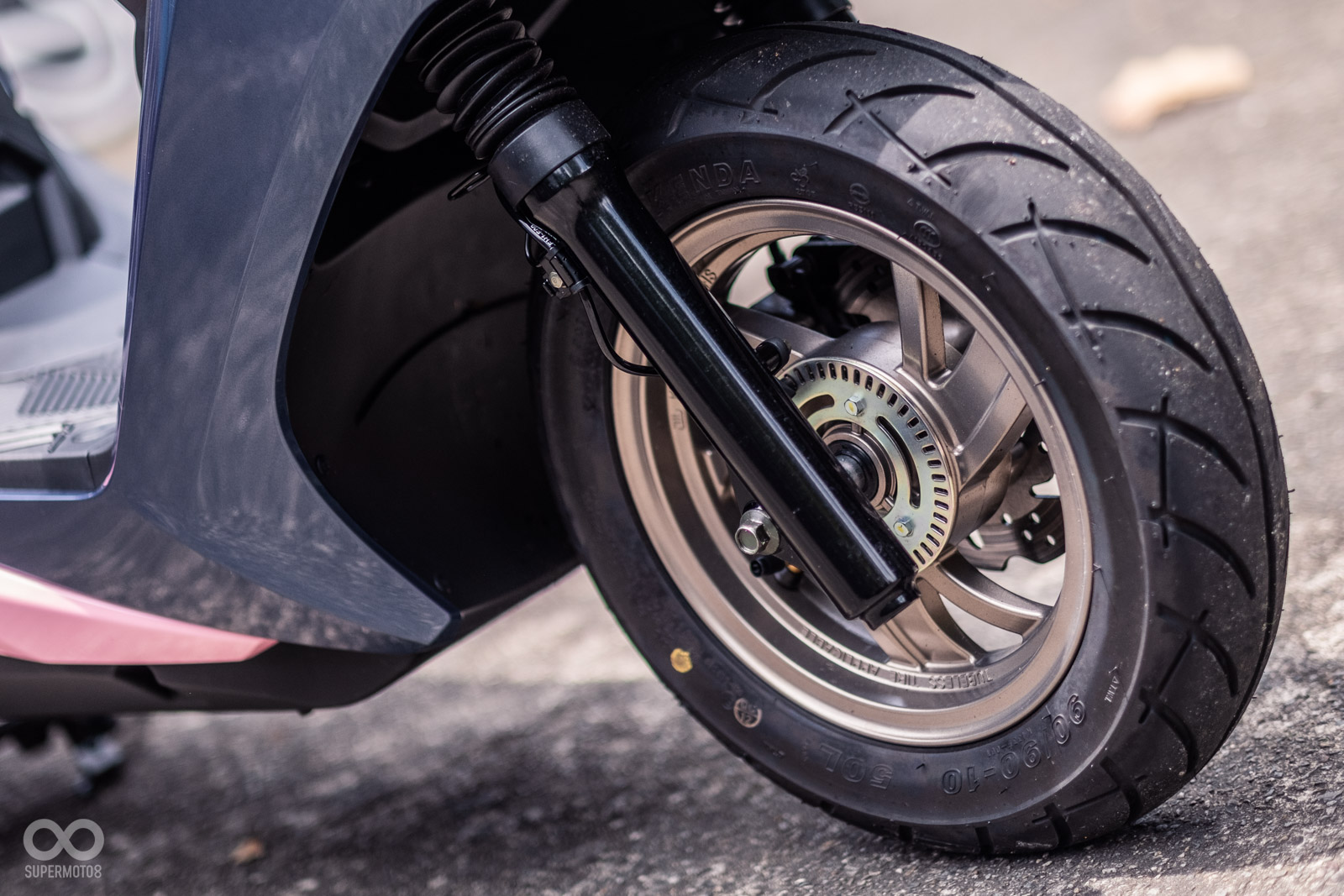 前輪上能看到TCS和ABS的感知器