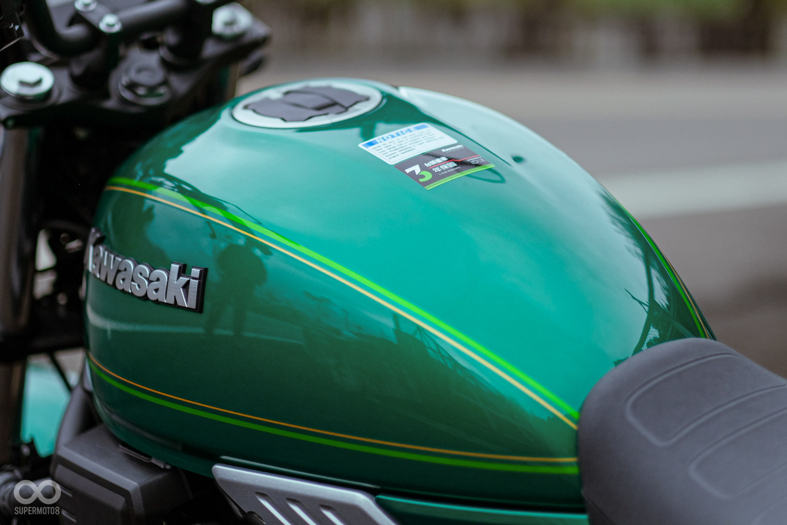 油箱上有KAWASAKI字樣和拉線點綴