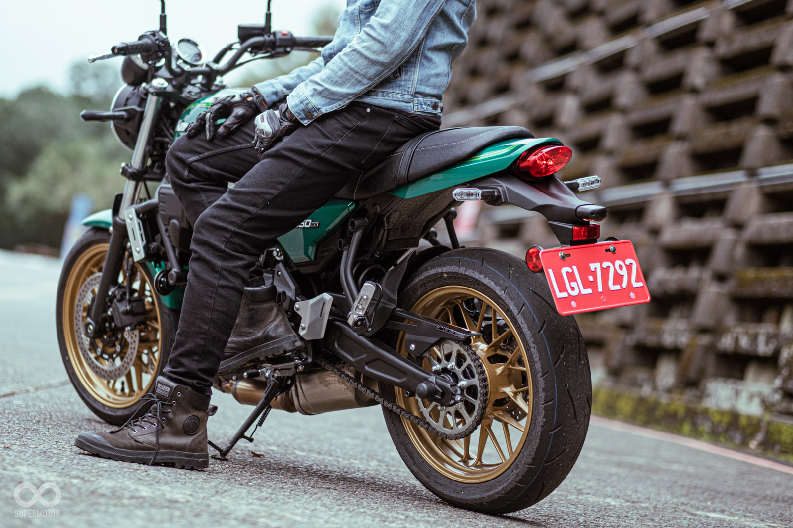 仿鋼絲的金色輪框，搭配閃耀的綠色，這個糖果綠配色是筆者認為最好看的塗裝