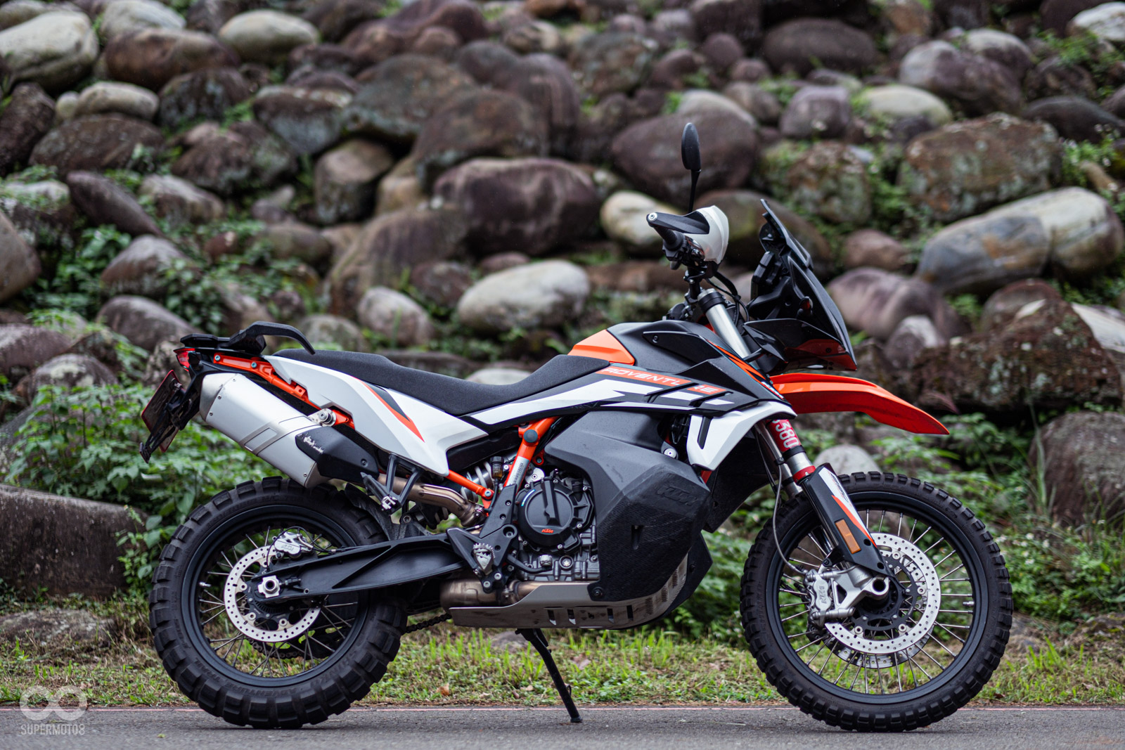 排氣管使用上繞設計