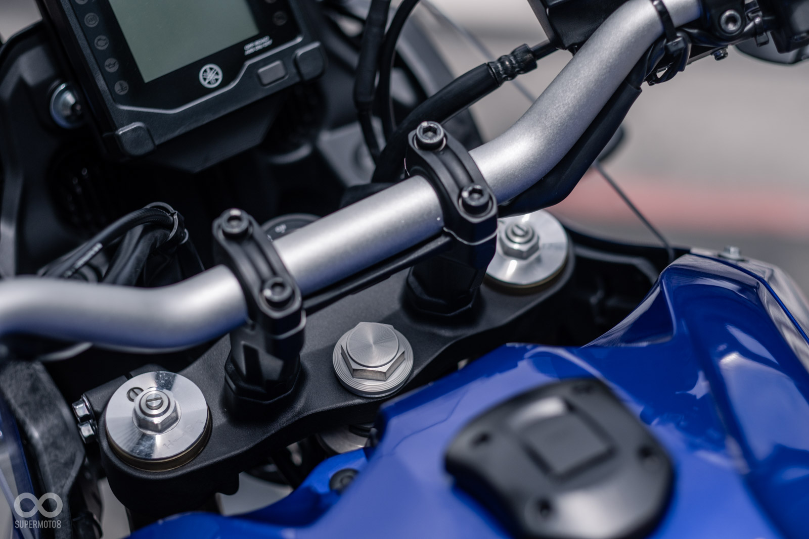 三腳台塔頂有前懸吊可調機構